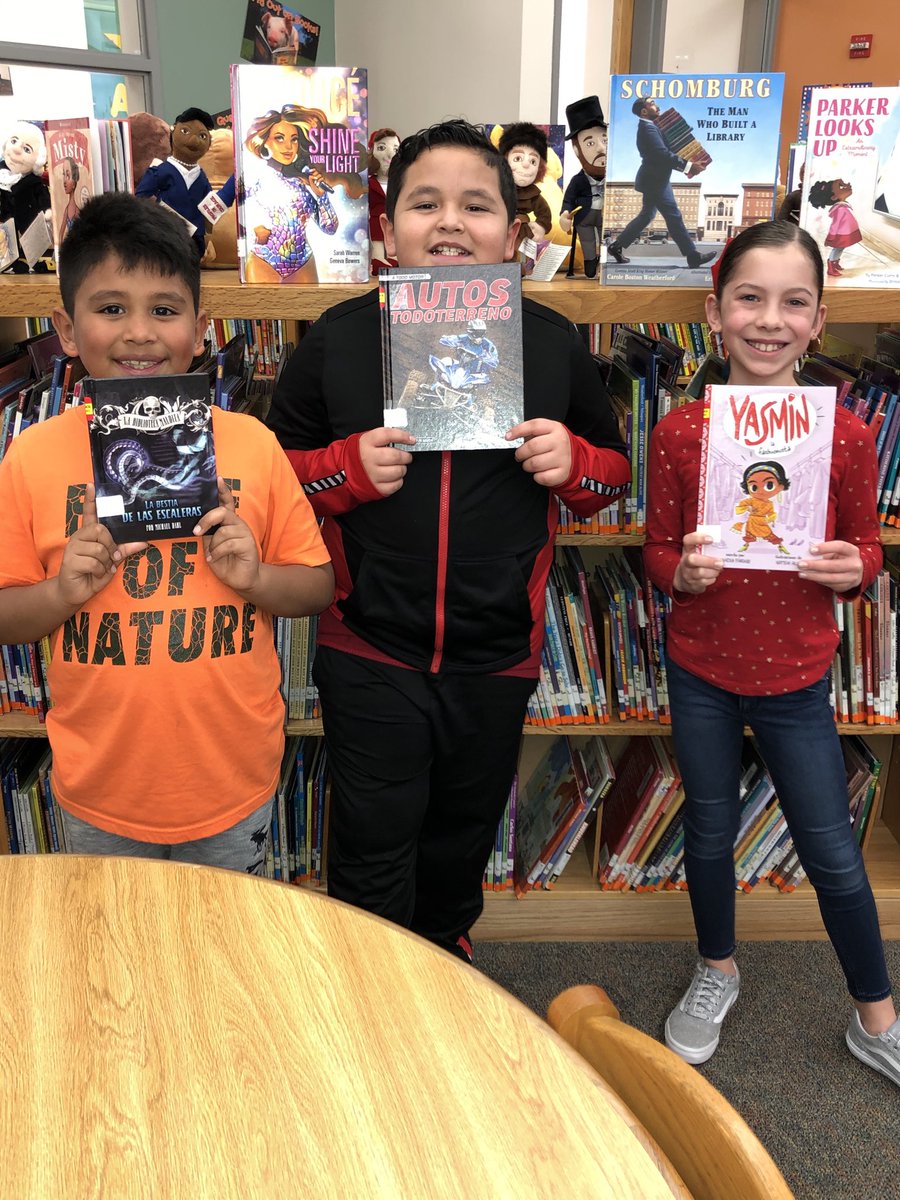 Thanks LEISD Education Foundation for the grant to purchase new Spanish books for our Hackberry students! Look at those smiling faces! ⁦@HBELoboPack⁩ ⁦@LEISDEF⁩