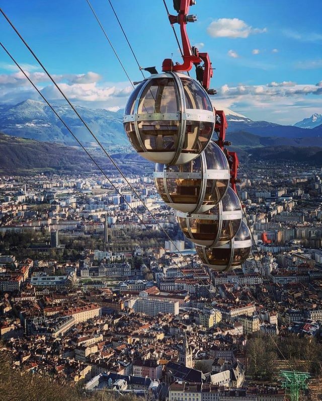 igersgrenoble's tweet photo. Vous présente sa sélection
COUP DE CŒUR ❤️✨
__________________________
Les boules, les bulles, ou bien les œufs, le téléphérique de la Bastille à plusieurs surnom. Et vous comment l’appelez vous ?
.
🔘PHOTO prise par : @brasko
N'hésitez pas à découvri… https://t.co/MObG2NIYlT https://t.co/O3DDHFZ1Se