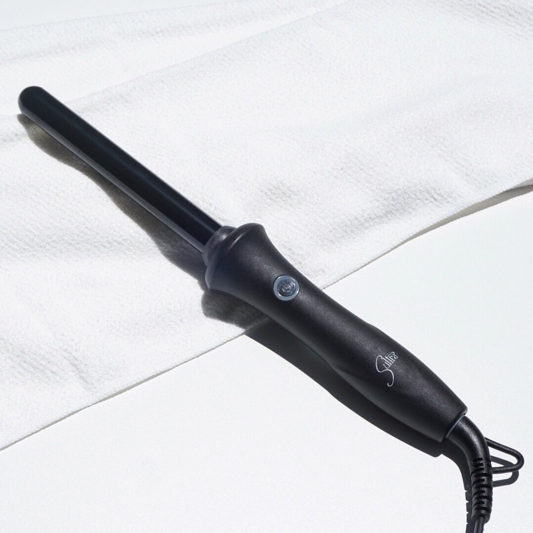 SultraBeauty's tweet image. March 7

Don't judge a book by its cover. The Bombshell 3/4" Clipless Curling Rod is perfect for touching up naturally curly hair. #smallbutmighty 

#sultrastyle #bombshellcollection #protools #hair #hairstylist #curlyhair #touchup #hairtools #sultrabeauty #stylingtools #haircare