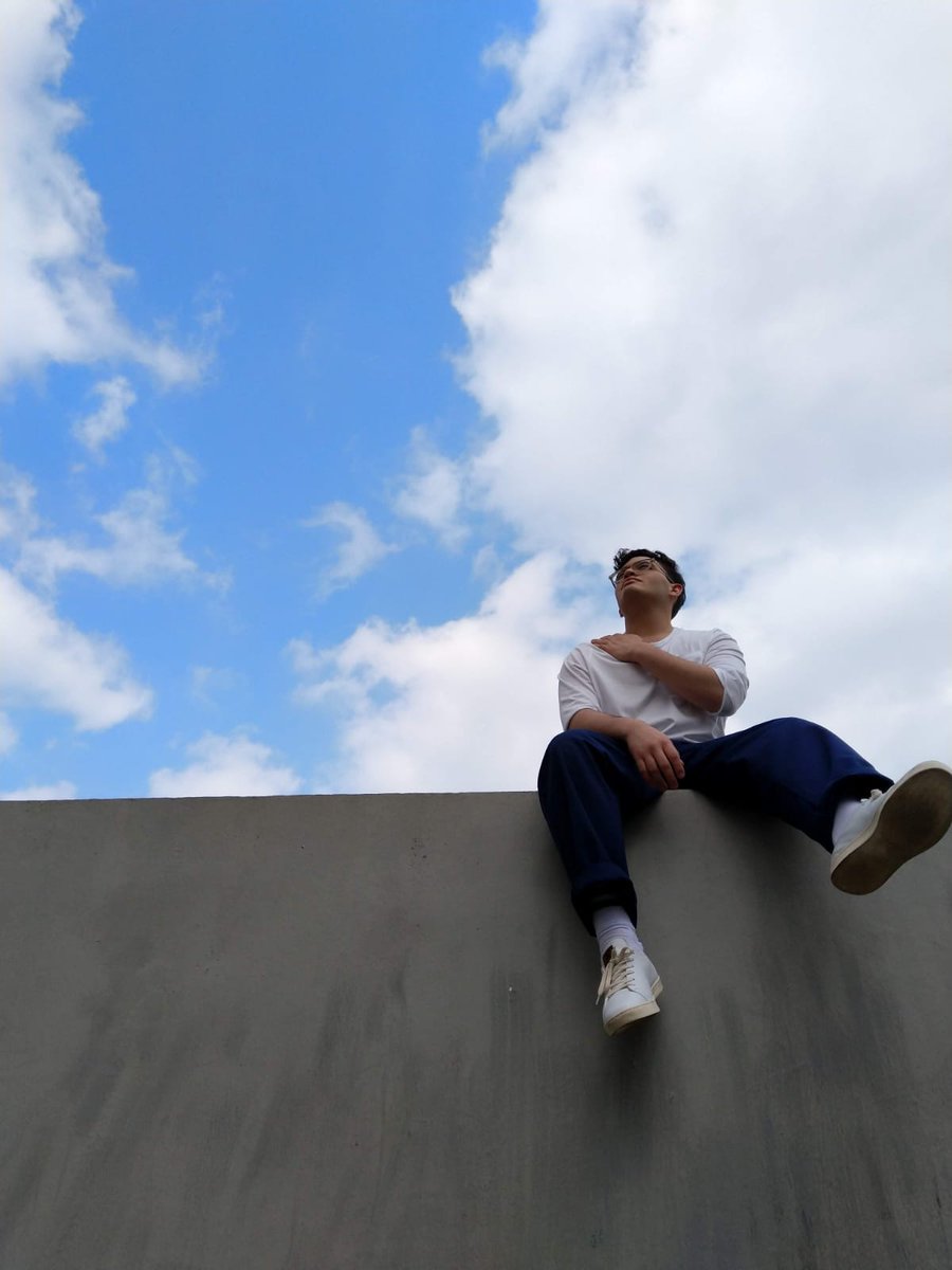 yadamandres's tweet photo. 50k views on YouTube for #EmptyDoors ☁️☁️☁️☁️☁️ #AllIndie https://t.co/zIkH7v6Ljk