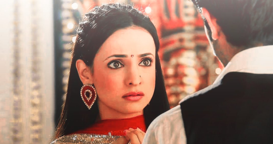 Just ASR returning KKG her earrings  #BarunSobti  #SanayaIrani  #IPKKND  #Arshi