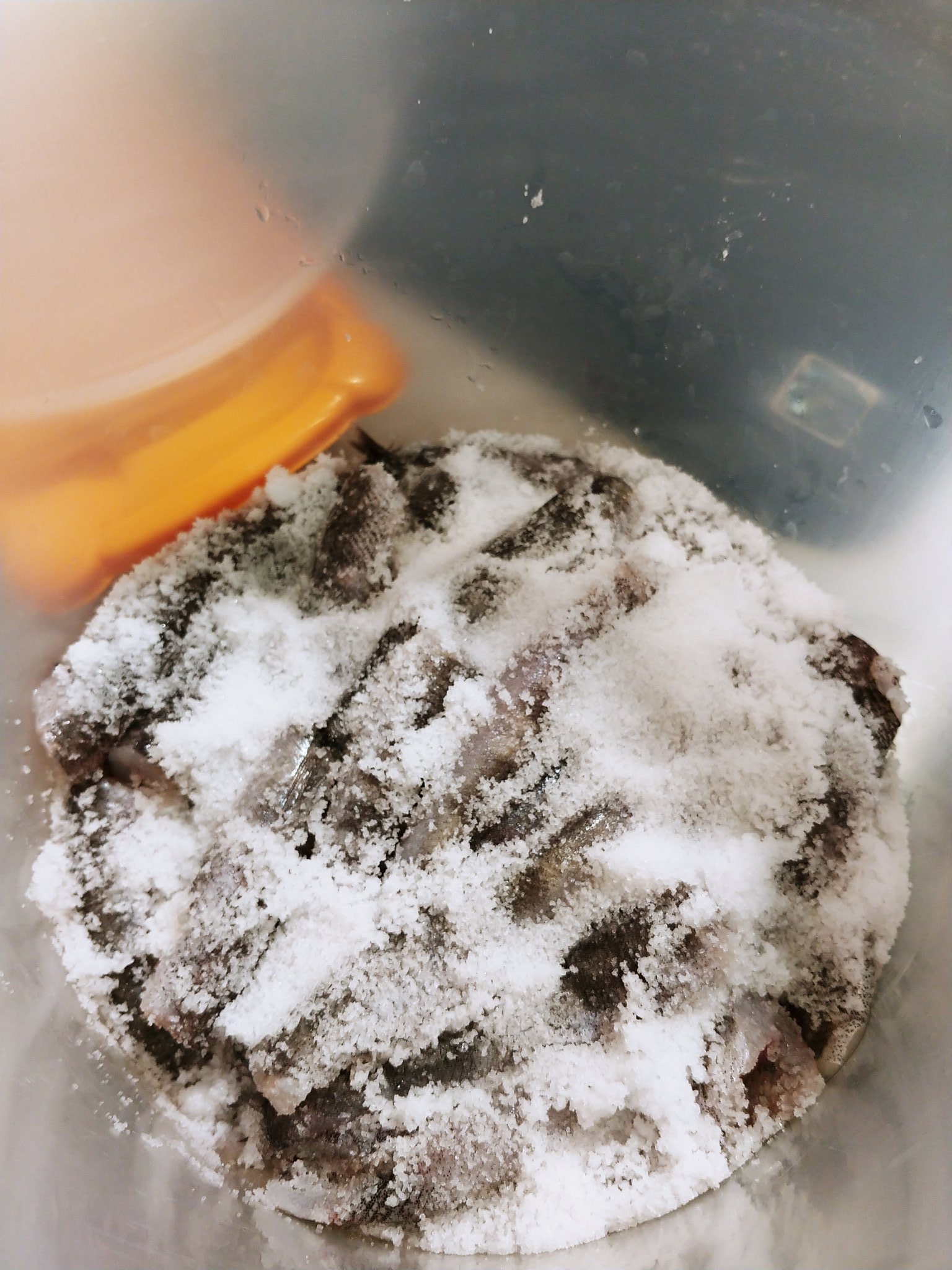 山田 恵庸 En Twitter プロットが一段落したので息抜きにメヒカリの下処理を 60匹はアンチョビ用に塩漬けに 頭と内蔵も塩と一緒に漬け込みました 残りの40匹ほどは明日唐揚げにする予定です 一時間もかかってしまった 山田 恵庸 En Twitter プロットが一段落したので息抜きにメヒカリの下処理を 60匹はアンチョビ用に塩漬けに 頭と内蔵も塩と一緒に漬け込みました 残りの40匹ほどは明日唐揚げにする予定です 一時間もかかってしまった