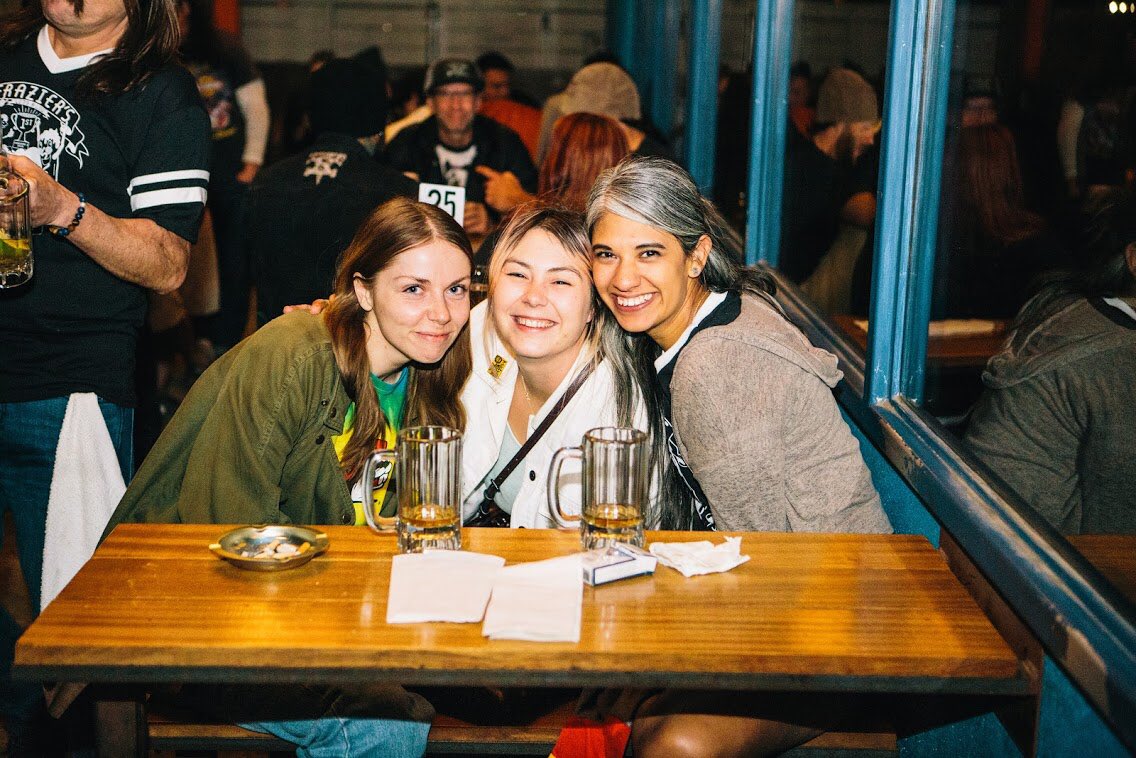 FraziersLongLow's tweet photo. Brunch is for buds. Noon to 5 every Saturday and Sunday. Flapsticks and friends! #frazierslongandlow #brunchaustin #flapsticks #chickenandpancakes https://t.co/64JMvkQ2Tn