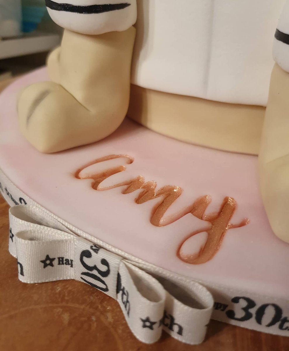 AuntieCakeBakes's tweet photo. Nurse Pug cake for a 30th birthday 👩⚕️🐶
#auntiecakebakes #pugcake #pug #nursecake #nursepug #carvedcake #30thbirthdaycake #birthdaycake #dogcake #noveltycake #cakedecorating #essexbaker #eastlondonbaker #saracino #coutureicing https://t.co/ypmo0XXMfL