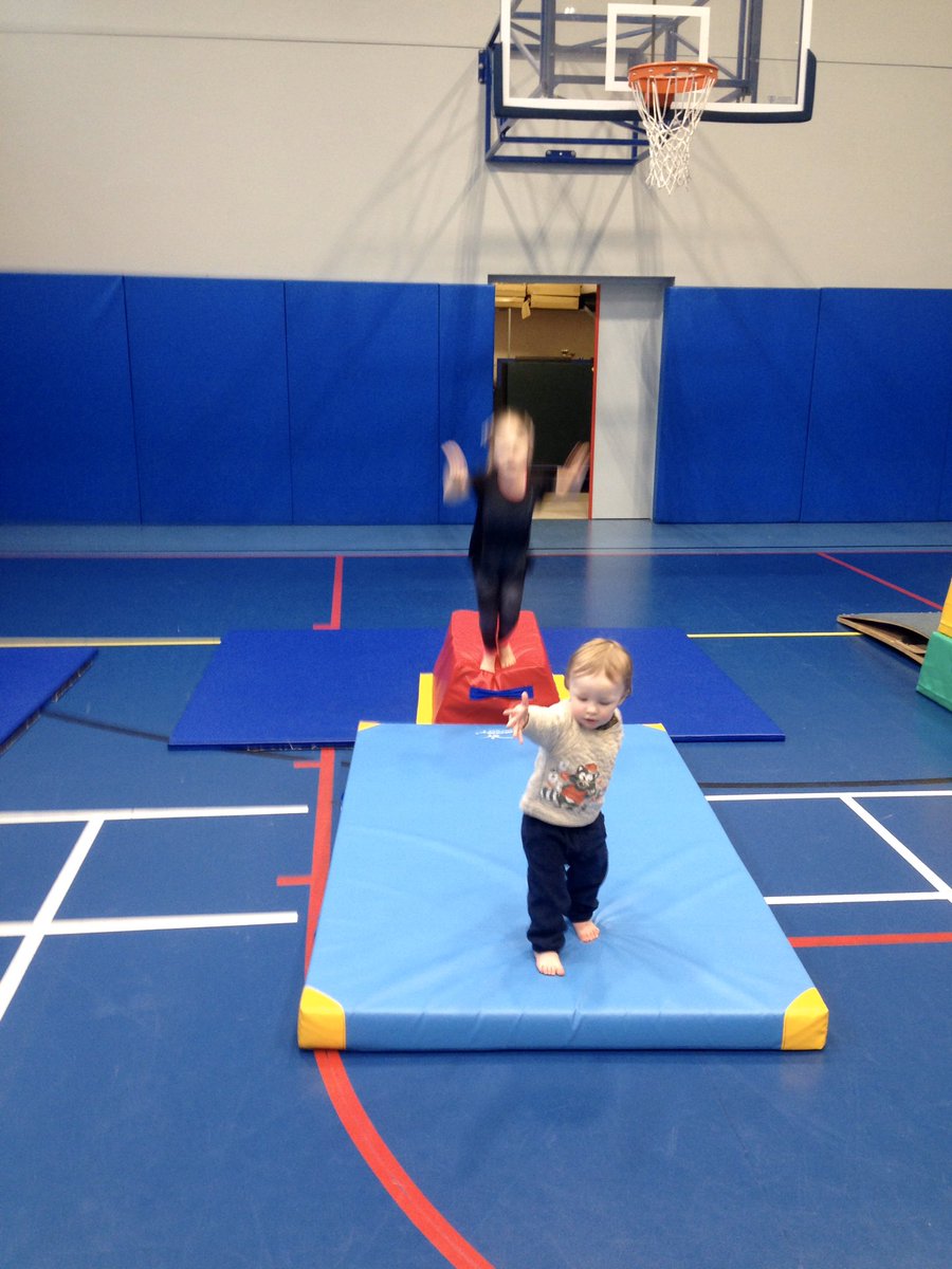 fearn_mrs's tweet photo. Weekend fixtures at work mean E&amp;T get a quick gymnastics play while @MrLfearn works🤸‍♀️ nailing a forward roll and working on their pair routine 😂😁 #learnthroughplay #gymnasticsfun #happykids https://t.co/OlNe0hva2m