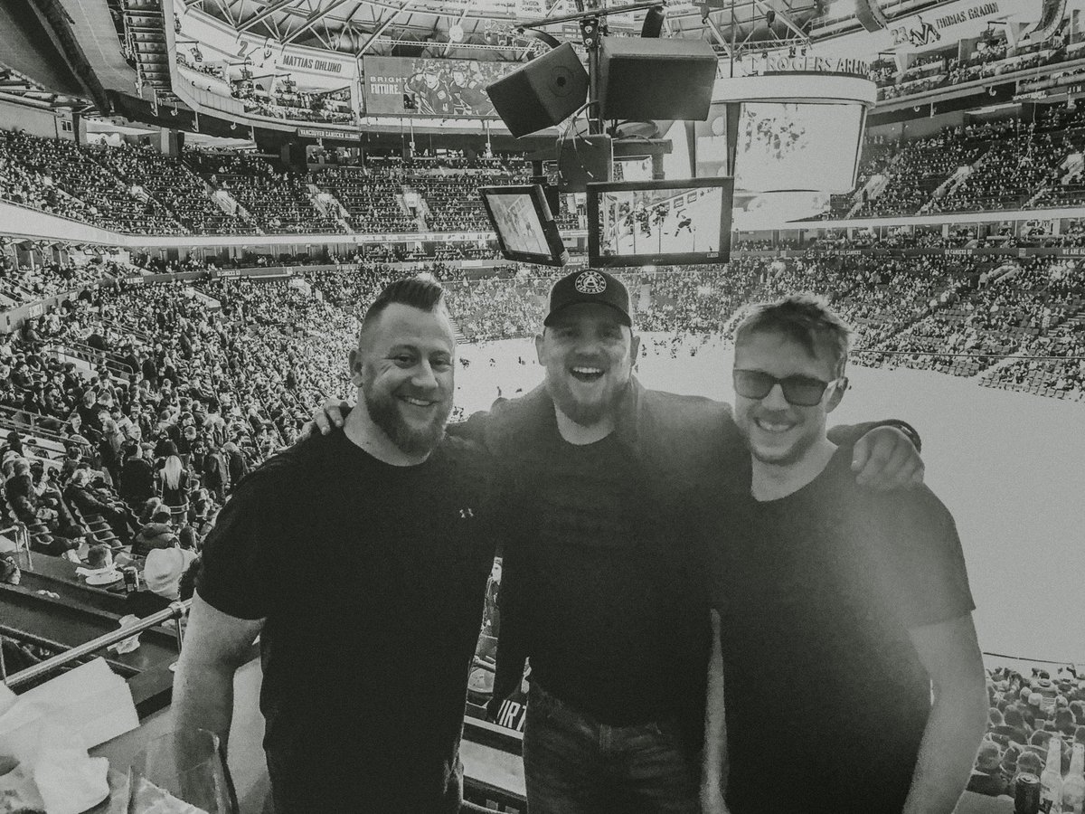 fuhriousconst's tweet photo. Awesome game last night! The @canucks came out on top 6-3. 👍 Thanks to Ryan at @fbm_north_america for an all around great night! #Cheers #FoundationBuildingMaterials #FuhriousConstruction https://t.co/PR7o1YhtJK