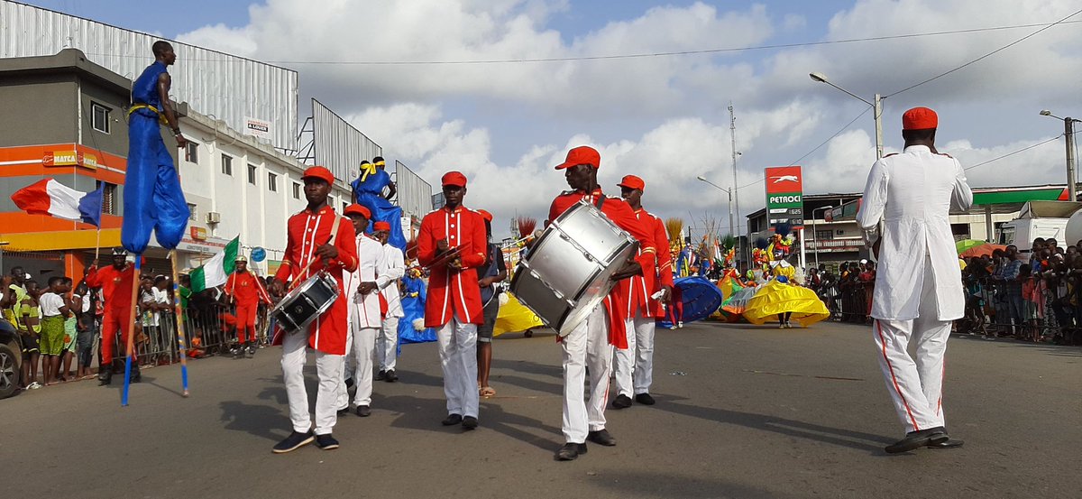 Akpanyblog's tweet photo. En images
Une multitude de troupes rassemblées pour la parade festive qui lance officiellement le #Masa2020. Nous sommes dans la commune d'Abobo. Rejoignez-nous si vous êtes dans les parage. 

Vive le MASA d'Abidjan
#Masa2020
#MasaMarché
#MasaFestival https://t.co/jGwDQ9r7R7