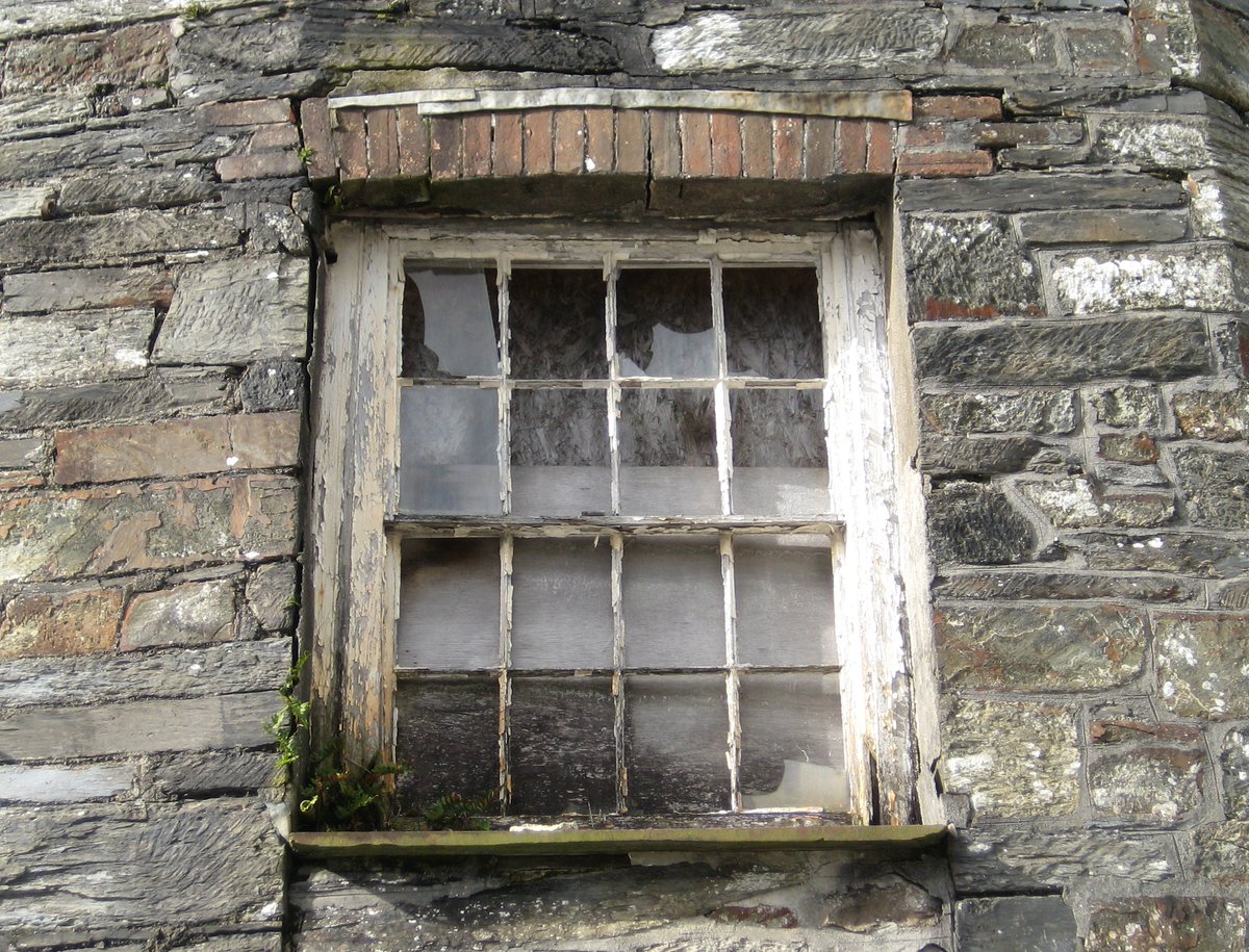 EverRotating's tweet photo. Spotted this window on  our travels today. Near to Wadebridge. #VintageWindow https://t.co/fiKMdUn1cV