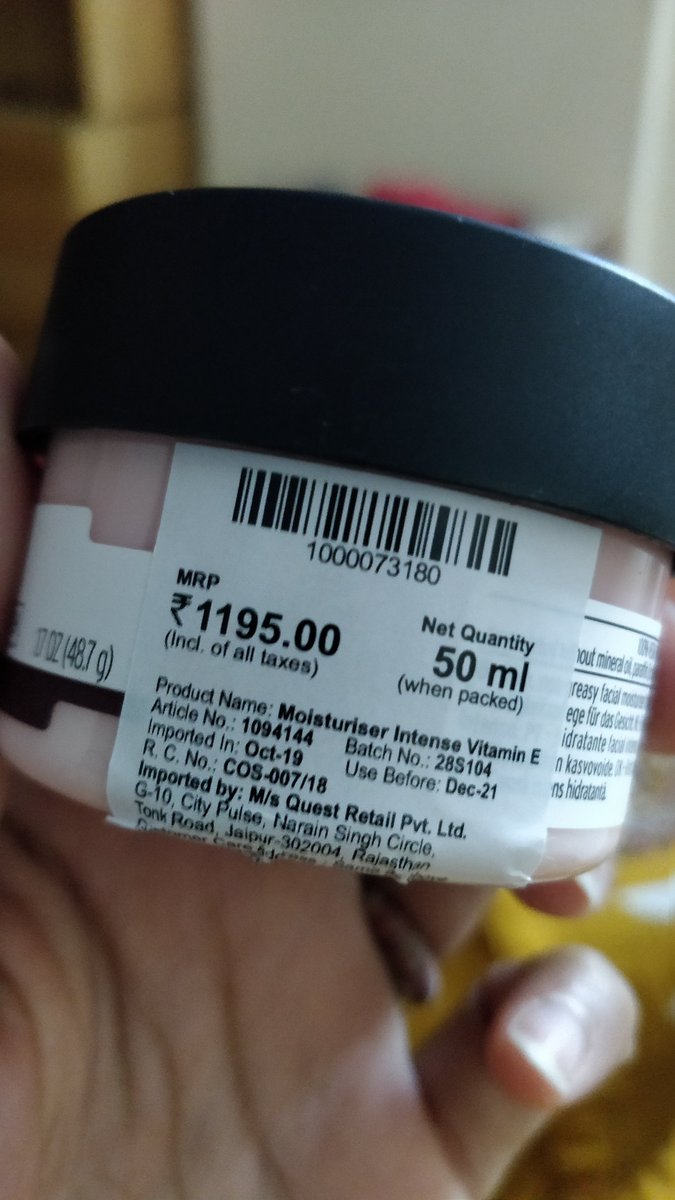 nidhz's tweet photo. @TheBodyShop @TheBodyShopIND @TheBodyShopUK purchased vitamin e moisture cream from Bangalore store. a) there was no seal b) store person told that's how they receive the product. Is it genuine? https://t.co/bLSNMi1UvN