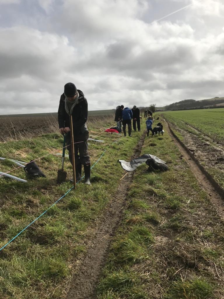 plant_our's tweet image. Friends (old and new) and neighbours from Manningford and Pewsey planting a hedge along a footpath with the blessing of the local landowner and trees provided by @WoodlandTrust #communityplanting #treechampions #treeheroes #wiltshire @visitpewseyvale