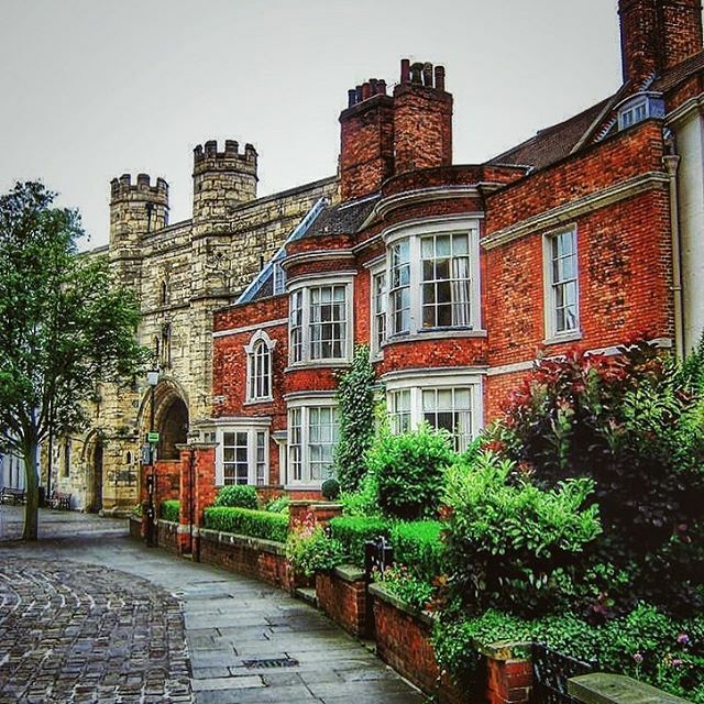 visitlincoln's tweet photo. We all know how stunning @lincolncathedral is, but if you take a 180 degree turn you will find some equally beautiful buildings in Lincoln’s Minster Yard. 😍⛪️✨
.
Could you live in a house like this?
.
.
.
📸 @nicole__ammann
.
#LoveLincoln #MinsterYard https://t.co/ys5Cqg6X4a https://t.co/9KTcyJhAXS