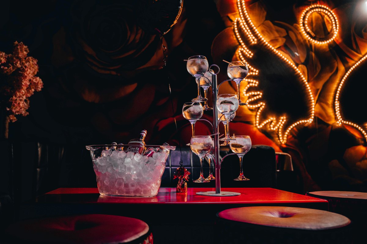 What's better than bottle service or a gin tree?? 🤔 The two of them together of course! 😎 🍸