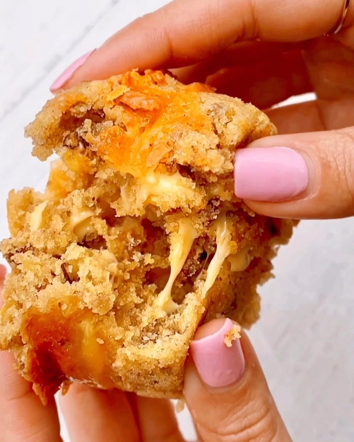 Easy Mexican Beef Corn Bread Muffins | Get the sweet-savory recipe from <a href="/foodandsachi/">FoodandSachi</a>: bit.ly/2SWIjmw