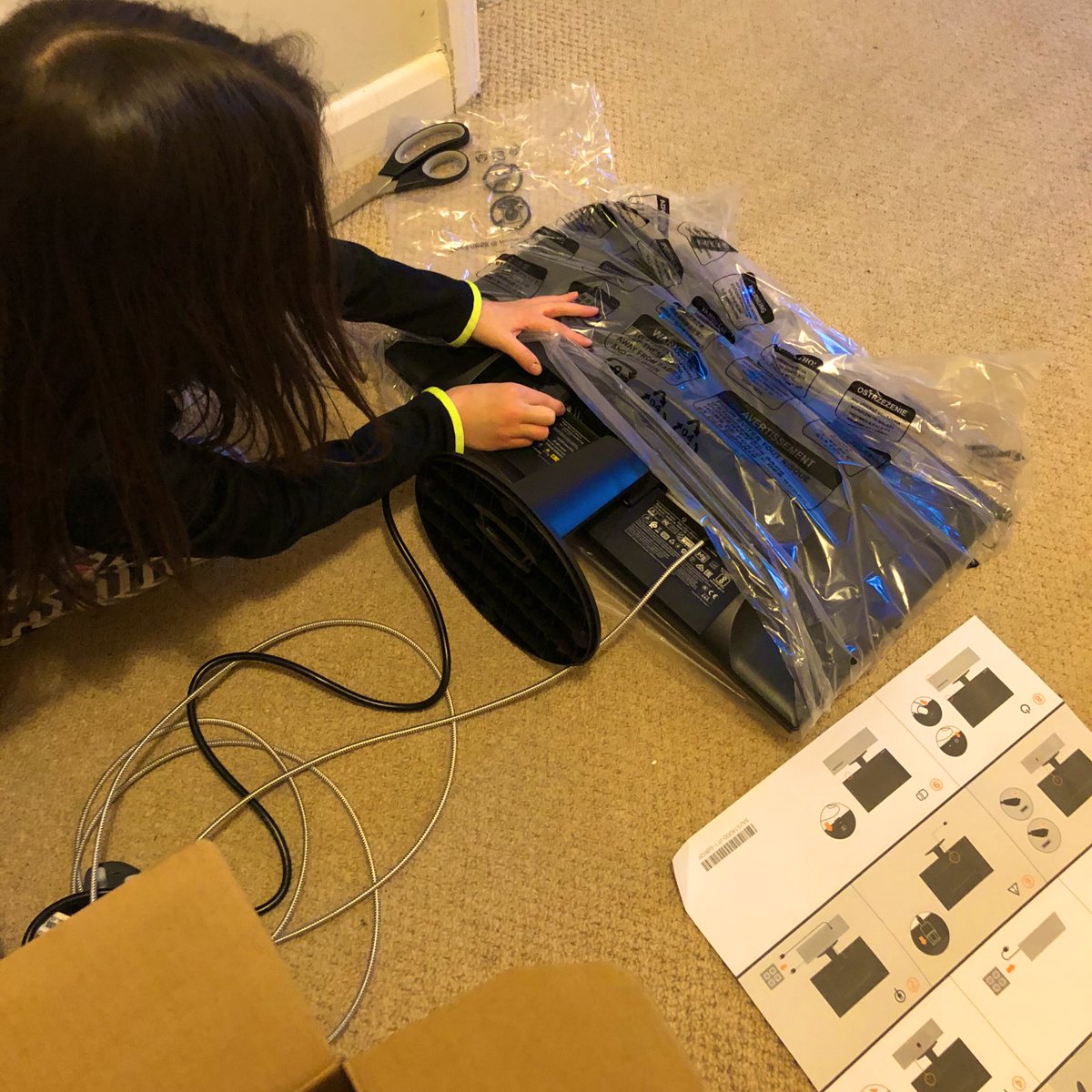 packetbroadcast's tweet image. Making time for a bit of tech training at home looking at why connectors have different numbers and sizes of pins. #STEM #RemoteWorking @techexlabs