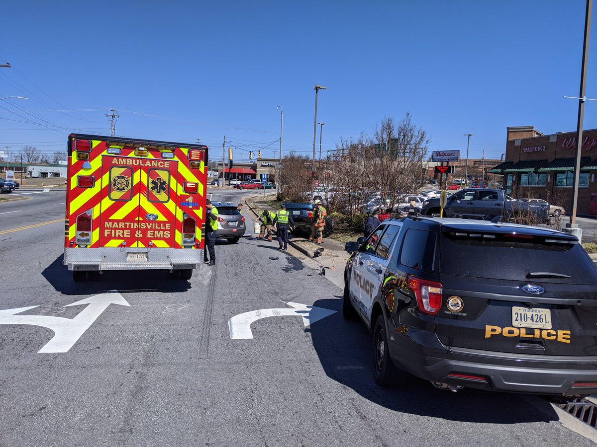 MPDASHIFT's tweet image. Please be advised officers are working a wreck in the area of market St and Commonwealth Blvd please avoid the area and watch for officers and workers. #besafe