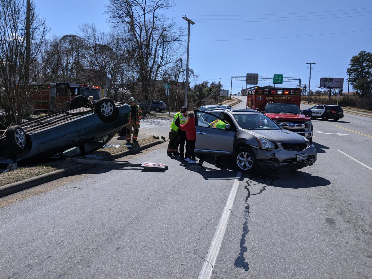MPDASHIFT's tweet image. Please be advised officers are working a wreck in the area of market St and Commonwealth Blvd please avoid the area and watch for officers and workers. #besafe