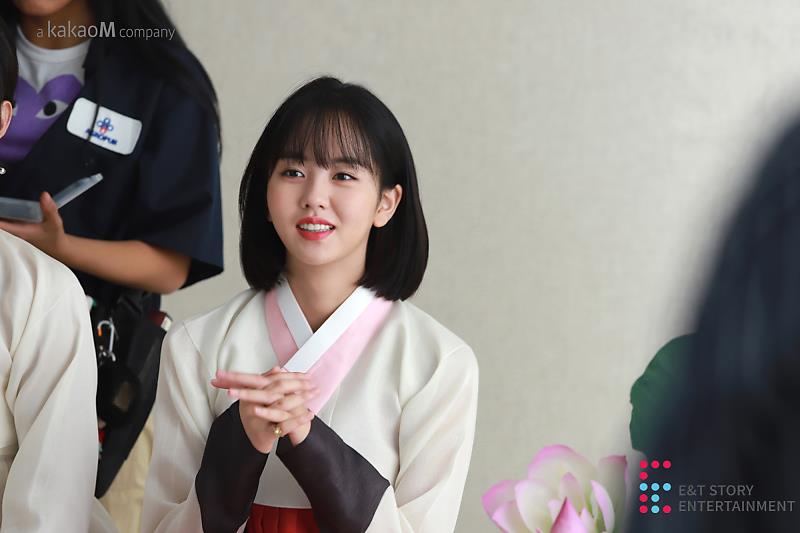 matchocou's tweet photo. I always look at her hand first when I open this pict
Kinda steal my attention 🥺
Smol baby sso hand ♡
#김소현 #金所泫 #KimSoHyun #TheTaleOfNokdu #TTON #녹두전 #EnTStory https://t.co/bV4lrvbVys