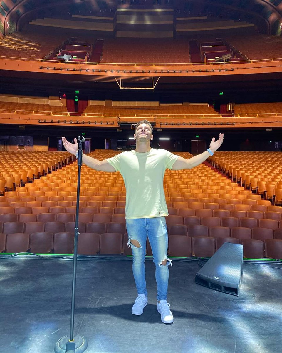 EliasOfic's tweet photo. Todo listo para cantar esta noche en este teatro con tanta magia, donde han estado infinidad de artistas de todo el mundo.
Será un momento único!!! 
Una vez más Gracias cantor por invitarme @JRojasoficial 🙌🏻 
FELIZ 😁🤩
•
•
#elias #granrex @teatrogranrex #buenosaires #argentina https://t.co/Lqw8Zwh1jt