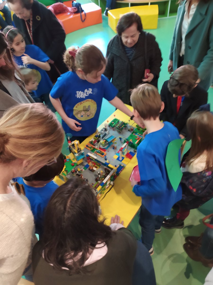 SusannaTuset's tweet photo. Les nostres maquetes!!!
El repte #BoomTown: accessibilitat, respectuosa amb el medi ambient i resistent!! Objectius assolits!
Quants detalls! Impressionants! Espectaculars!... Deien els pares.
#RoboCorHelpCity
#RoboCorPlants 
#RoboCor 💙 @1jordiferrer 
@FLLSpain JR
@ROBOTIX_ https://t.co/FBkunGqgms
