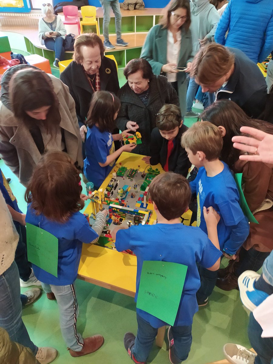 SusannaTuset's tweet photo. Les nostres maquetes!!!
El repte #BoomTown: accessibilitat, respectuosa amb el medi ambient i resistent!! Objectius assolits!
Quants detalls! Impressionants! Espectaculars!... Deien els pares.
#RoboCorHelpCity
#RoboCorPlants 
#RoboCor 💙 @1jordiferrer 
@FLLSpain JR
@ROBOTIX_ https://t.co/FBkunGqgms
