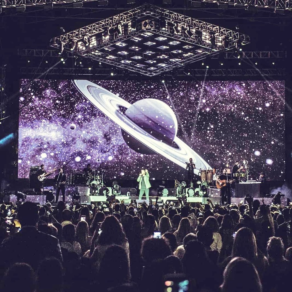 LegionUru's tweet photo. Esos momentos que no queremos que se terminen ❤🎶😍 #SATURNO @pabloalboran #PuntadelEste #TourPrometo2020. 🇺🇾 https://t.co/HiB2aFtD6e
