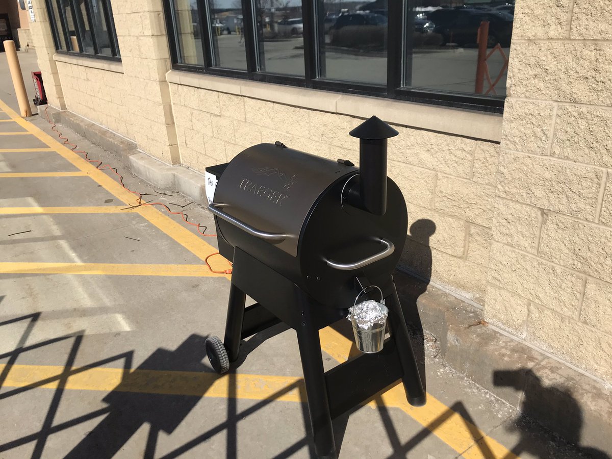 CrystalCritchl1's tweet photo. Nothing like sunshine and the smell of a Traeger grill on a Saturday morning. Traeger Dave has 3 grills sold before noon! @jonbaumann304 @JonBraun19 #springisintheair https://t.co/KbnVgbjs5l
