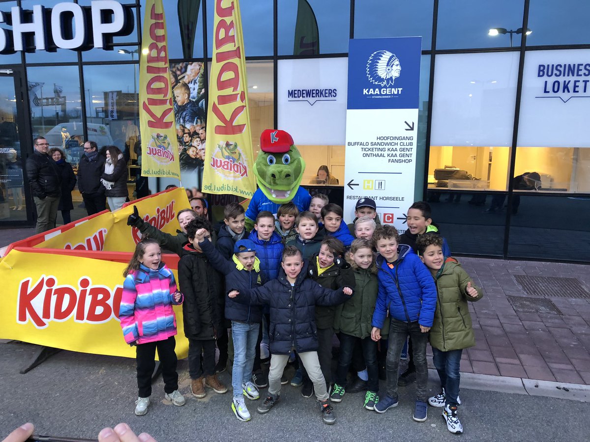 JoAnnesdeBat's tweet photo. Avondje op stap met de teams van Job en Tim naar de wedstrijd KAA Gent - Charleroi. Genieten! #SSV65 https://t.co/wq51mnN35k