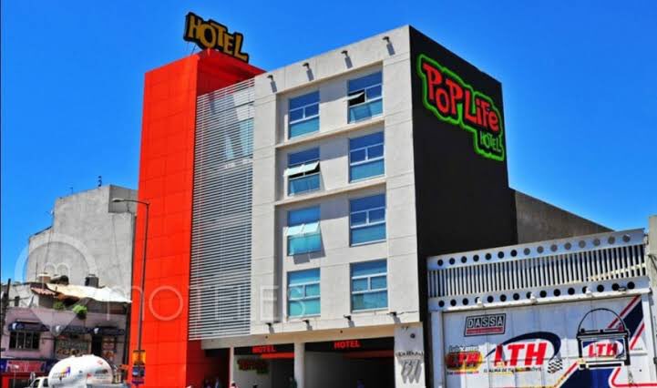 REPORTAN q MURIÓ el AGENTE BALEADO en el POP LIFE
El elemento de <a href="/SSP_CDMX/">@SSP_CDMX</a> q LLEGÓ PARA AYUDAR en una emergencia dentro de este motel en <a href="/BJAlcaldia/">Alcaldía de Benito Juárez</a> MURIÓ camino al hospital.
Un sujeto lo desarmó y los agredió.
Acabó DETENIDO, pero 
EL AGENTE CAYÓ en CUMPLIMIENTO del DEBER