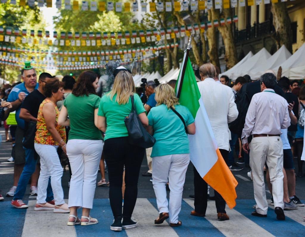 DHumanosBA's tweet photo. 📣¡Ya estamos en Av. de Mayo disfrutando del #BACelebra Irlanda 🇮🇪! 
👉Gastronomía típica, artesanías, shows y más.
El Desfile de San Patricio traerá sus espectáculos de música y danzas celtas🍀 ¡Te esperamos!
#BACiudadDelMundo🌎 https://t.co/FrlqzfUy9C
