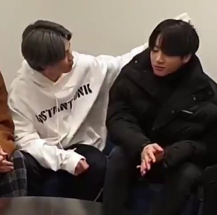 aldduarnaldi's tweet photo. JUSTO SE TUVO QUE IR A SENTAR EN MEDIO DE SUS DOS BEBES🥰
ARROBA PARK JIMIN NO TE CANSES NUNCA DE SER COMO SOS. https://t.co/9jqpLF5K7M