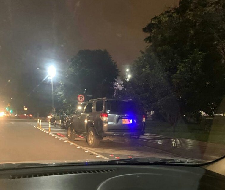 MultandoEscolta's tweet image. Debido a la permisividad a los #UdNoSabeQuienSoyYo ahora podemos ver con frecuencia este tipo de comportamiento!
La intervención en vía para las scotters es su nuevo parqueadero!