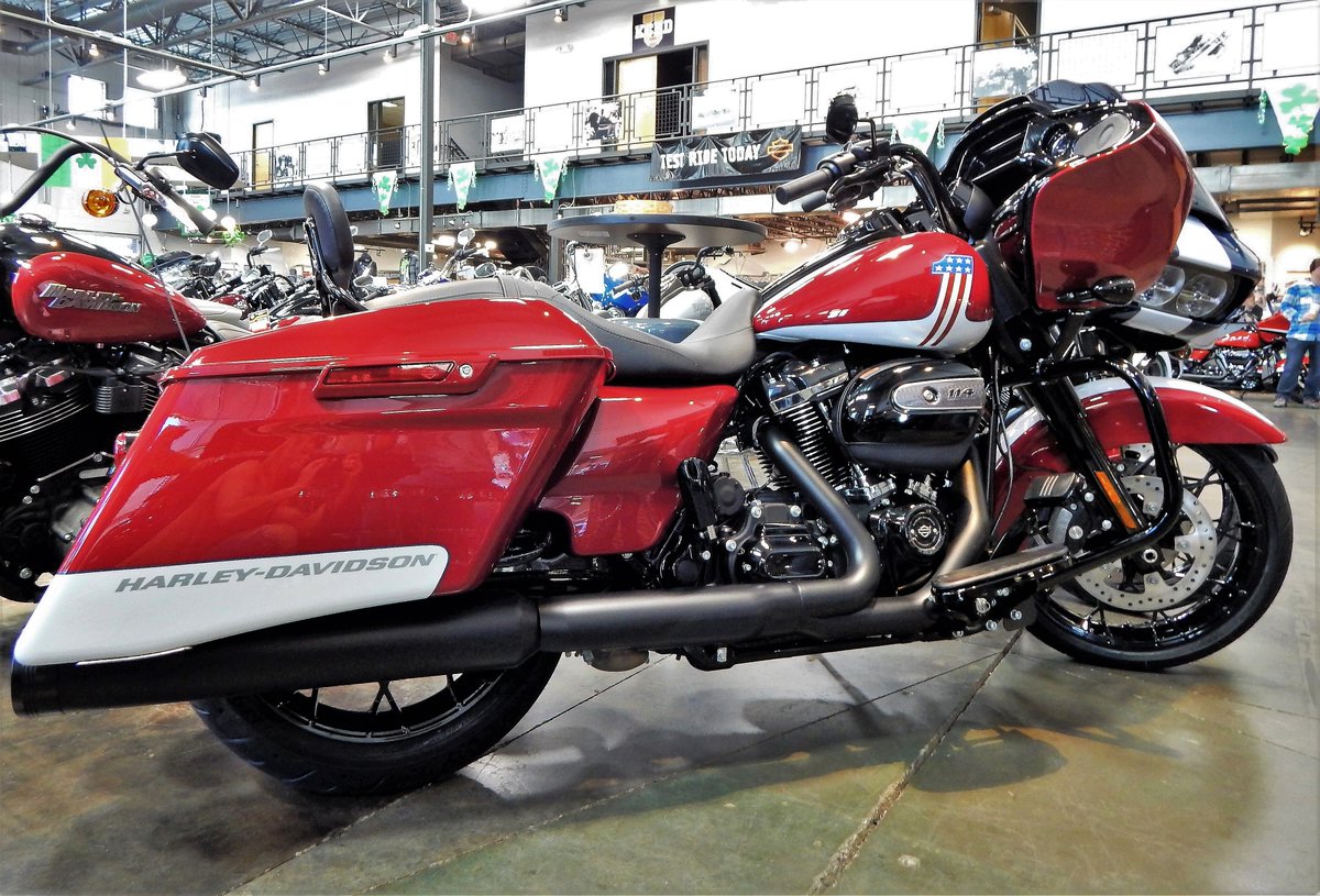 The patriotic two-tone paint 2020 Road Glide Special's just rolled into our showroom here at Killer Creek Harley-Davidson!  Only 750 were made!  Stop in TODAY and check them out before they're gone. 😎 #killercreekharleydavidson #harleydavidson #roadglidespecial #patrioticpaint