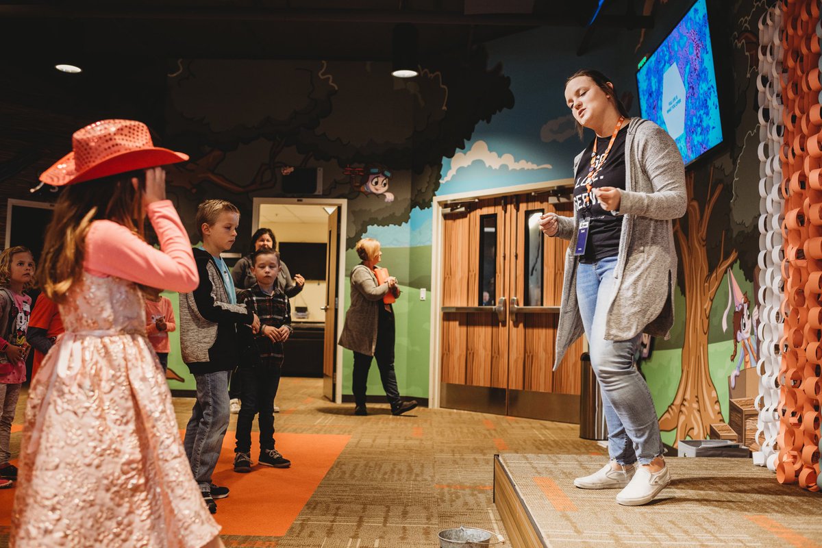 SunValleyCC's tweet photo. We want everyone to feel welcome and love coming to church. Which is why each week we craft age-appropriate worship and hands on learning activities where kids meet Jesus on their level. ⁣

📷 credit: Melissa Donaldson
⁣
#meetknowfollow #sunvalleycc #eastvalley https://t.co/VccUZ5Ya9n