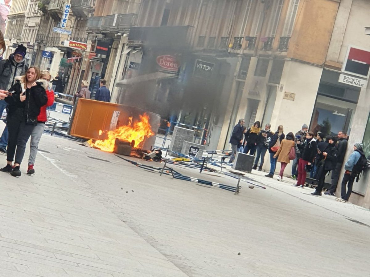 La colère et la contestation sociale font partie intégrante de notre démocratie. Mais je ne peux accepter cette violence qui frappe nos commerces et met en danger nos citoyens de manière systématique. 
Tout mon soutien à eux, il faut que tout cela cesse !