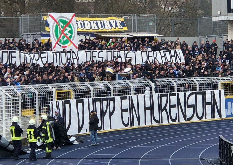 FasziFankurve's tweet photo. Im #ErnstAbbeSportfeld wurde heute das #3Liga-Spiel zwischen #CarlZeissJena &amp; dem #TSV1860 #München unterbrochen &amp; mit Spielabbruch gedroht, weil #TSG1899-Mäzen #Hopp beleidigt wurde: #FCCM60 #FCC https://t.co/YdfWJeNEwO https://t.co/cgfGjiXU7H