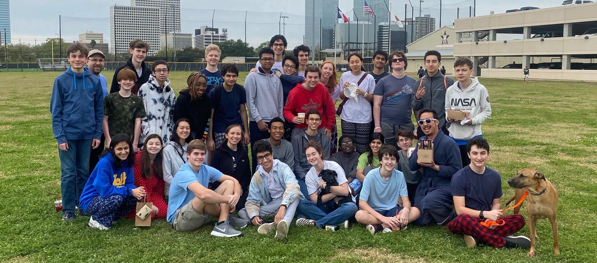 RHSCompSci's tweet photo. Unfortunate circumstances caused HP to cancel CodeWars 2020. What'd we do instead? We hit up the @UrbanHarvest farmer's market! Here to support the small businesses. We even got to pet some doggos! We still love you @CodeWarsCentral!
#risdsaysomething #rhscompsci #nocodingtoday https://t.co/AsLYhsvGpw