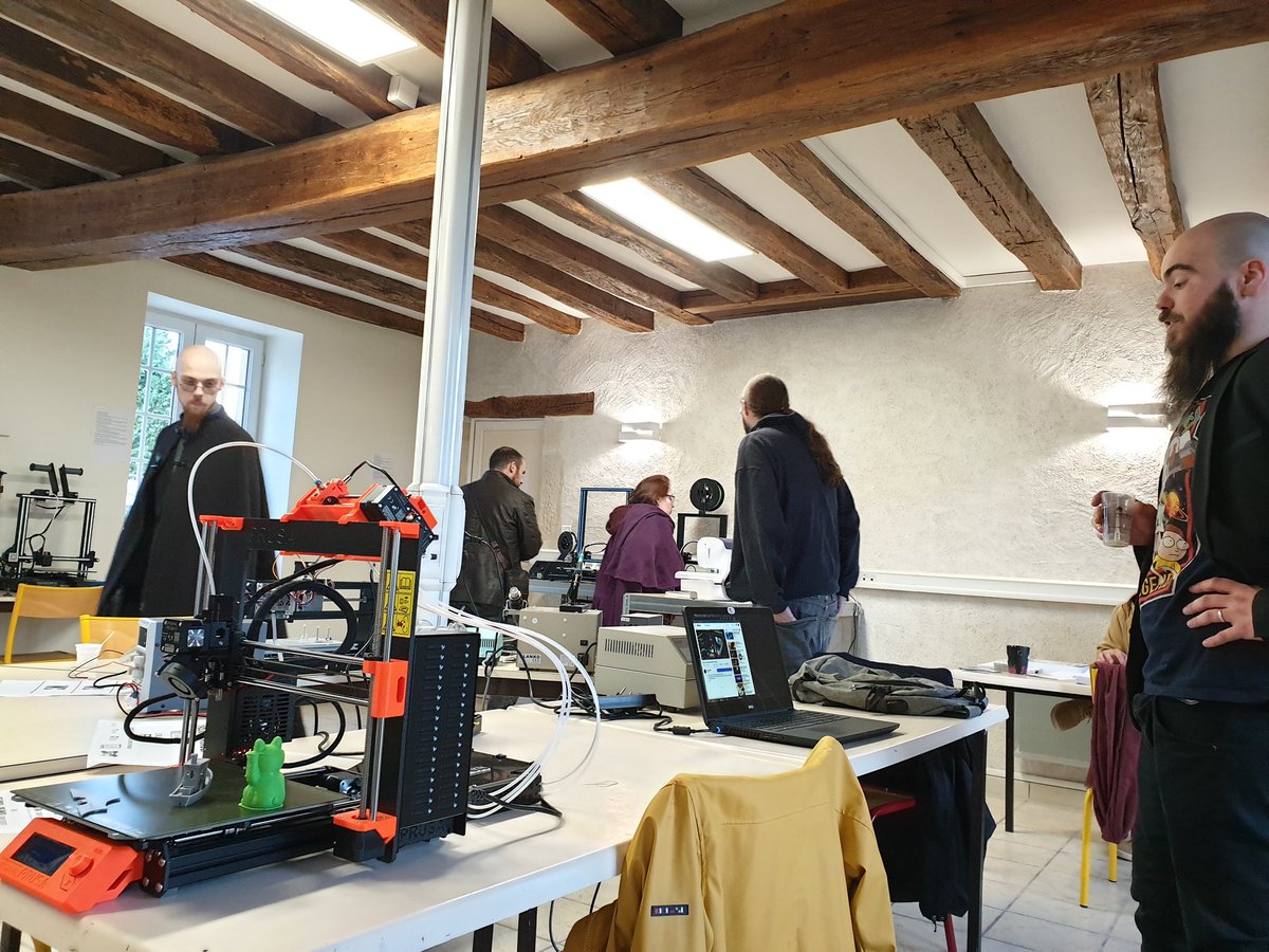 NNivernais's tweet photo. [#Fablab] ➡️ Nombreuses visites tout au long de la journée portes ouvertes de notre (très attendu !) #FablabDuMarault ! Des tas de projets en perspective !
⚙ #DiY #OpenSource #Impression3d #Arduino #RaspberryPi https://t.co/1nWfeV0Kn6