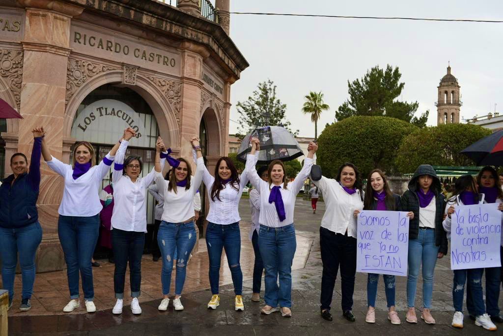 Una mujer valiente no es aquella que tiene miedo… sino aquella que a pesar de sentir miedo, se atreve a seguir adelante… hoy hemos decidido, todas juntas, SALIR ADELANTE…

#CadenaFeministaMX 
#Durango 

💜💜💜💜