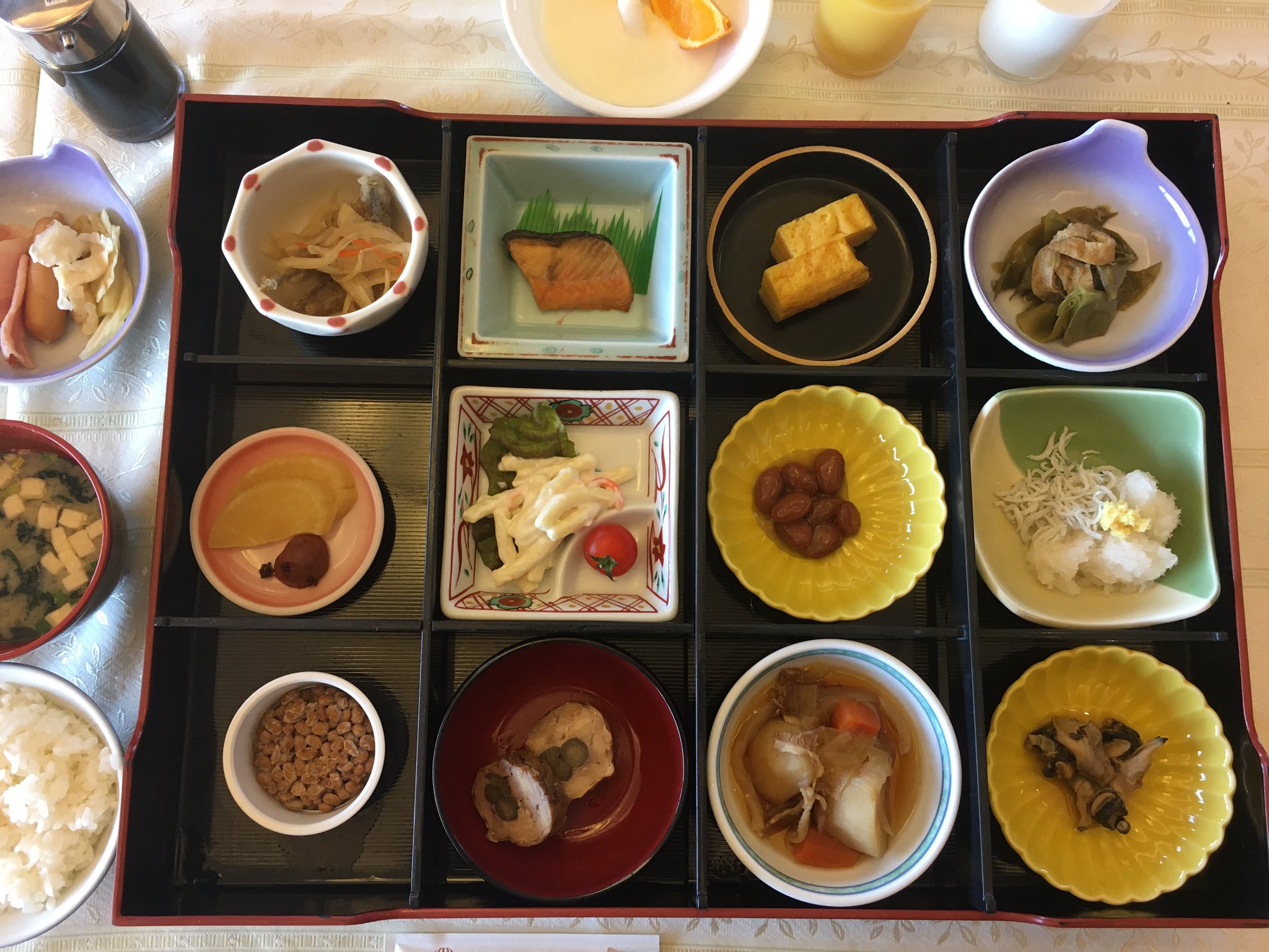 横山裕二農園長 宿泊初日の晩ご飯と最終日の晩ご飯 いよいよ予算オーバーである セコマのおにぎり最高 T Co Kyuhyq1pdq Twitter