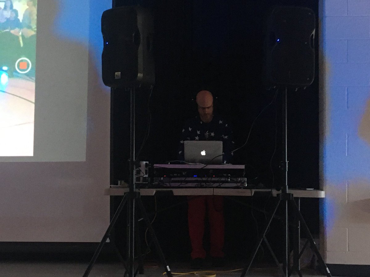sworthle_KWC's tweet photo. Thank you Mr. Ocean for being our #STEMmerday DJ. ⁦⁦⁩The music made BattleBots even more exciting! ⁦@LCPSLiberty⁩ #EaglesSoar https://t.co/RsASdFRmg5