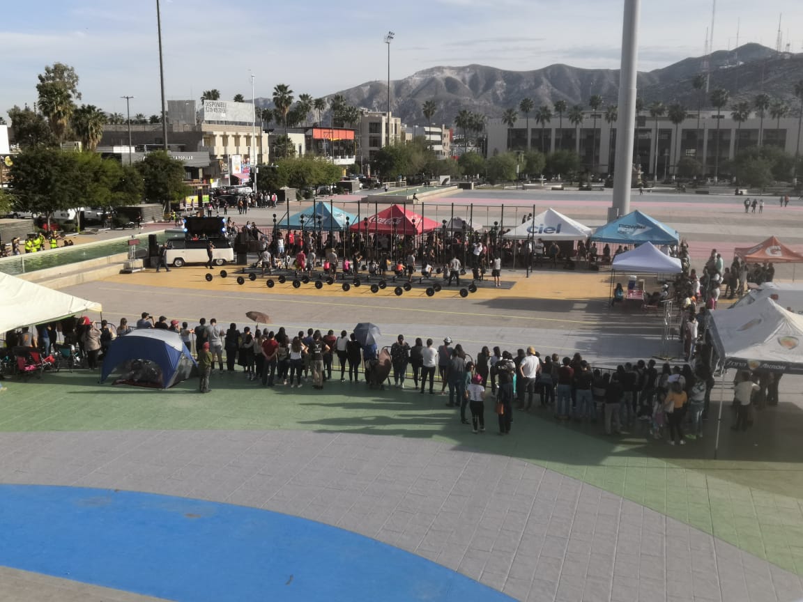 icojuvelag's tweet photo. #EnEsteMomento jóvenes atletas participan en  #LagunaGames2020 🏋️‍♂️🏃‍♀️ en la Plaza Mayor de #Torreón para demostrar su fuerza y condición física 💪 https://t.co/O1f5sBLUJB