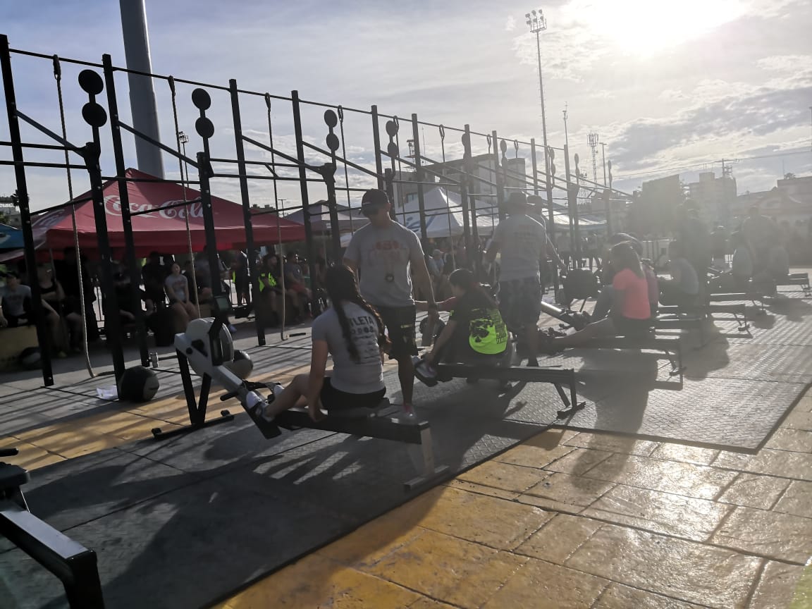 icojuvelag's tweet photo. #EnEsteMomento jóvenes atletas participan en  #LagunaGames2020 🏋️‍♂️🏃‍♀️ en la Plaza Mayor de #Torreón para demostrar su fuerza y condición física 💪 https://t.co/O1f5sBLUJB