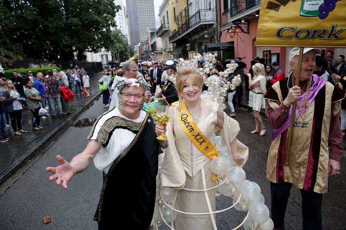 NOWFE's tweet image. Let the good times roll at the Royal Street Stroll! 🍾 🎷Join the second line &amp;amp; enjoy 5 blocks of unlimited wine &amp;amp; food while shopping in the #FrenchQuarter's finest art galleries &amp;amp; antique shops on Thurs, 3/19.

VIP tickets are also available! bit.ly/nowfetickets #NOWFE