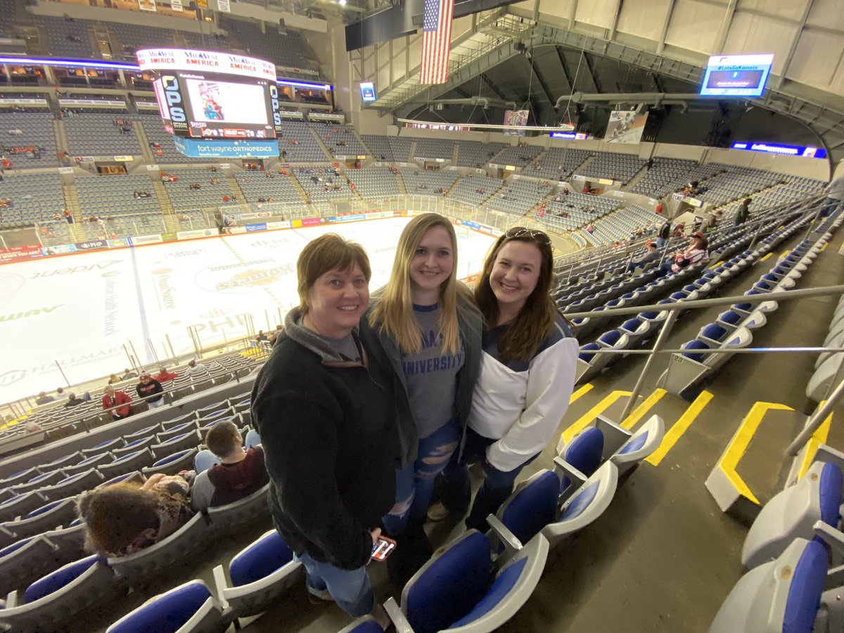 _laurenhost_'s tweet photo. Happy 50th birthday mamma!  #LetsGoKomets https://t.co/f39xtBSKsw