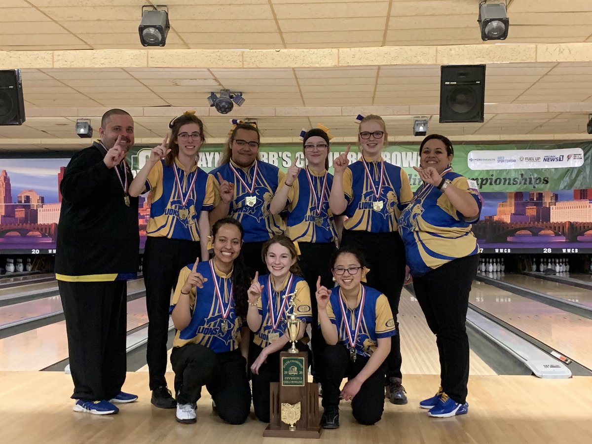 GLHS_Athletics's tweet photo. They did it! @BowlingGahanna 💙💛
#StateChamps https://t.co/oAKectYskf