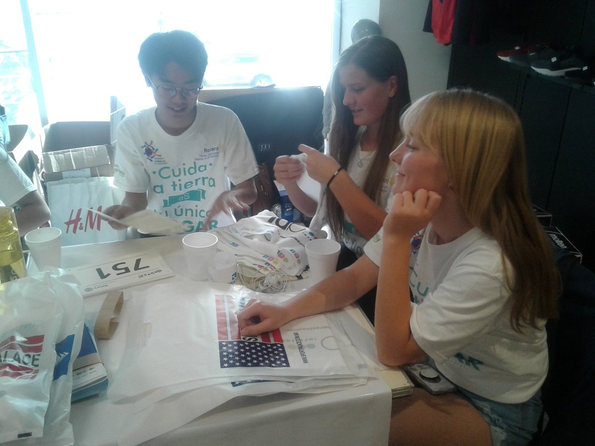 RotaryCerroGord's tweet photo. El día de hoy estuvimos entregando kits de corredor junto con los jóvenes del #YEPRotary #Distrito4140 y socios de #Rotaract León #rcg https://t.co/nmbSmRYey2