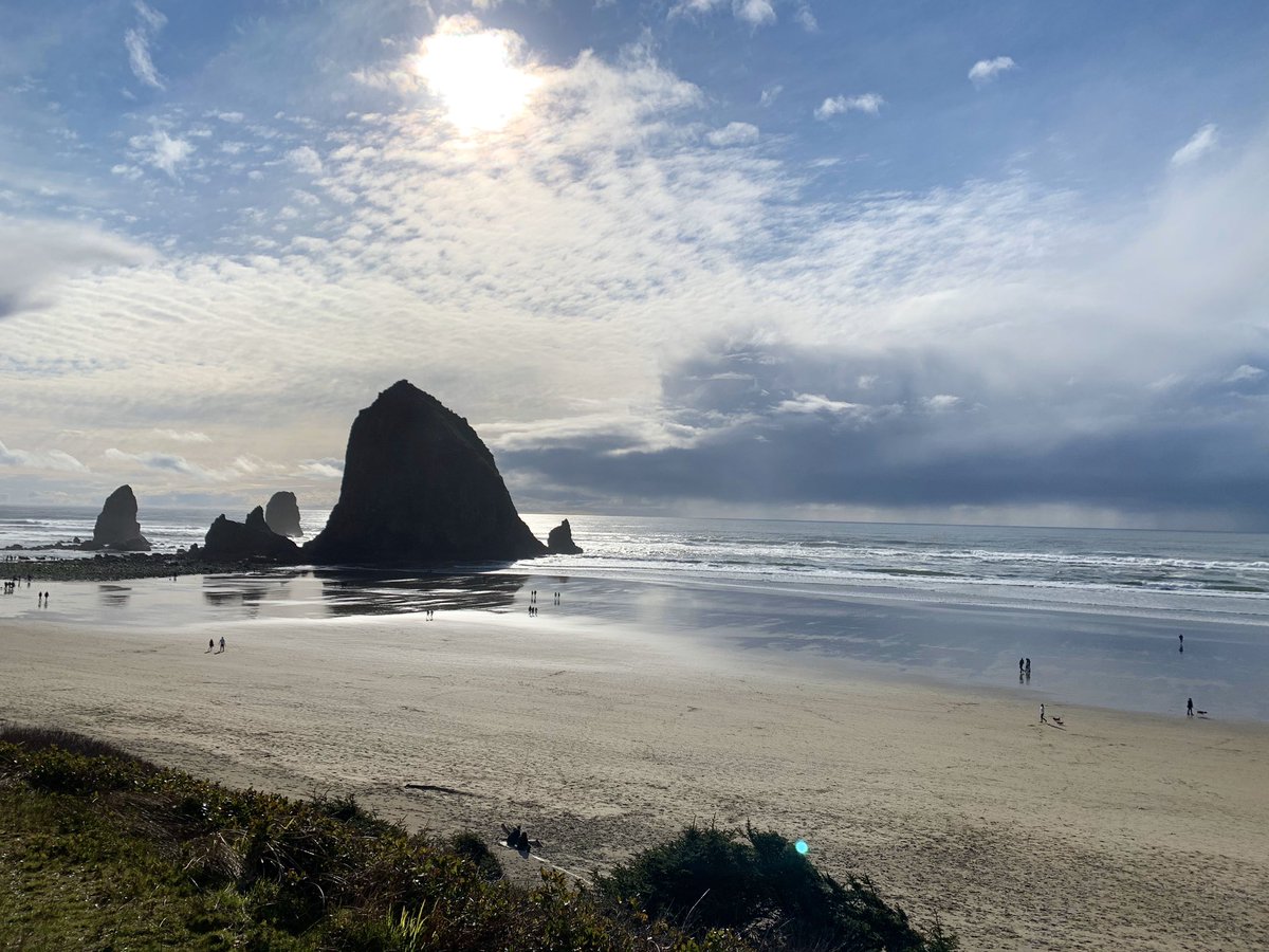 DianaMarguerite's tweet image. My beautiful view for the next couple of days.🌤🌊 #BeachLife #CannonBeach #HaystackRock