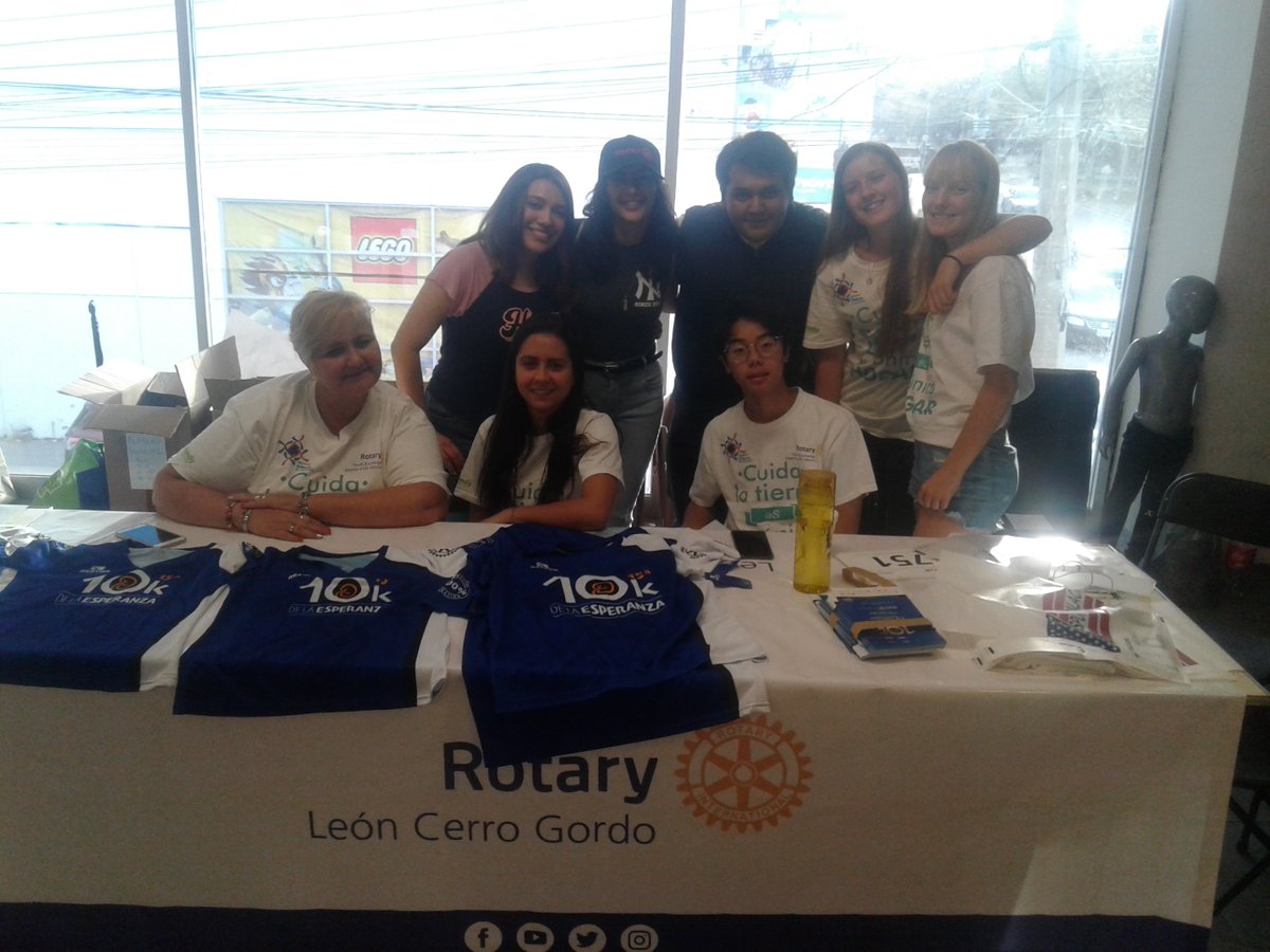 RotaryCerroGord's tweet photo. El día de hoy estuvimos entregando kits de corredor junto con los jóvenes del #YEPRotary #Distrito4140 y socios de #Rotaract León #rcg https://t.co/nmbSmRYey2