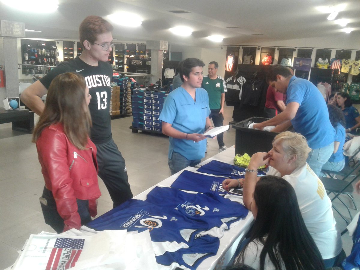 RotaryCerroGord's tweet photo. El día de hoy estuvimos entregando kits de corredor junto con los jóvenes del #YEPRotary #Distrito4140 y socios de #Rotaract León #rcg https://t.co/nmbSmRYey2