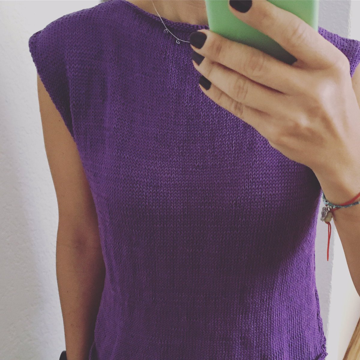 ¿Por qué tejí una blusa para el 8M?
Porque vi la idea de @maritorreblanca y me encantó. El significado está en su feed.
Y tejiendo me pasan por la cabeza las redes. Esas que se tejen día a día con las mujeres cercanas, las que te ayudan, las que admiras, las que